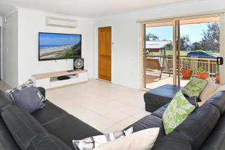 Bungalow on the Beach 4 B/R, 8 Guests, Aircon ZG2 - Buddina - 8