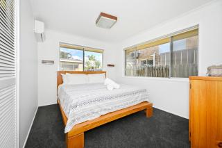 Bungalow on the Beach 4 B/R, 8 Guests, Aircon ZG2 - Buddina - 6
