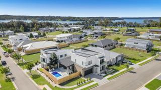 Luxurious Lakeside Oasis - Morisset East - 0