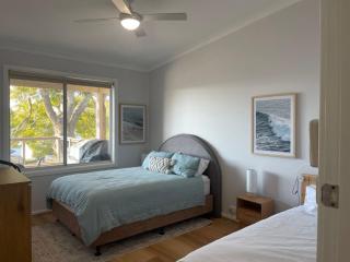 Dukes , 31 Gloucester St - spectacular water views and the added comfort of air conditioning and Wi-Fi - 1