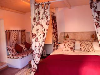 Artists' Residence 2 bed, 1 bath - 7