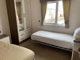 2 Bedroom Lodge - Honeysuckle 95, Trecco Bay - Newton - 9