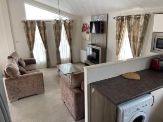 2 Bedroom Lodge - Honeysuckle 95, Trecco Bay - Newton - 7