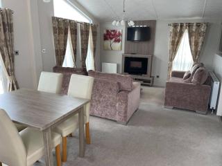 2 Bedroom Lodge - Honeysuckle 95, Trecco Bay - Newton - 2