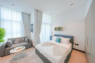 Stylish Loft With Balcony Overlooking City Views - Dubai - 9