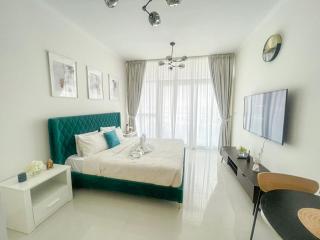 Modern Condo With Wide City Views From Balcony - Dubai - 9