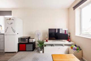 Charming Entire 2-Bedroom House in Milton Keynes - 7