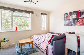 Charming Entire 2-Bedroom House in Milton Keynes - 5