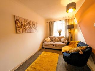 6 Guests * 4 Bedroom * Free Wi-Fi - Burton Latimer - 1