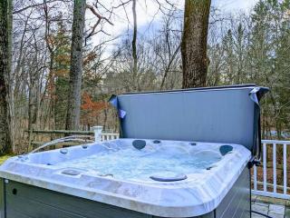 The Athena Hideaway - hottub, firepit, lake & racetrack - Saratoga Springs - 6