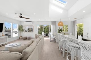 Hamptons Escape - Sleeps 9 - Torquay - 0