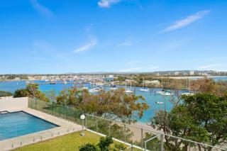 Oceanfront apartment on top of point Cartwright - Buddina - 0