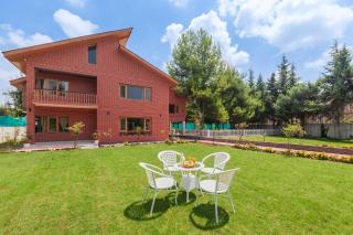 StayVista at Pinewood Villa - Pet Friendly Villa with Lawn & Pool Table - Srinagar - 4