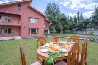 StayVista at Pinewood Villa - Pet Friendly Villa with Lawn & Pool Table - Srinagar - 0