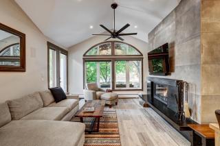 Fully Renovated 2 Bedroom in Arrowhead Village! condo - 0