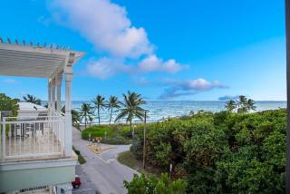 Oceanfront 4 Bedroom Villa with Pool Steps to the Beach! - Hollywood - 9