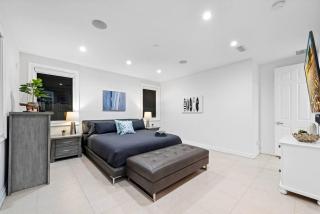 Oceanfront 4 Bedroom Villa with Pool Steps to the Beach! - Hollywood - 2