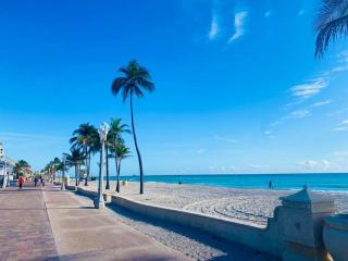 Tropical paradise! Walking distance to the beach! - Hollywood - 6