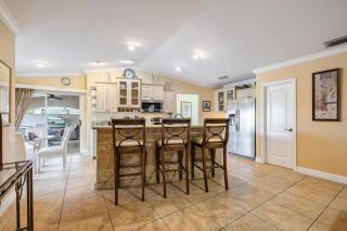 Heated Pool, Canal Views, Gulf Access, Sleeps 8 - Villa Santa Rosa - Cape Coral - 2