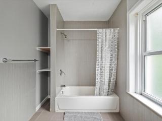 Oakland/University @F Spacious and Quiet Private Bedroom with Shared Bathroom - Pittsburgh - 7
