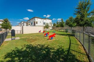 Luxe 2B/2B Getaway - Pool, Gym, Garage, Pet Wash - Leander - 1