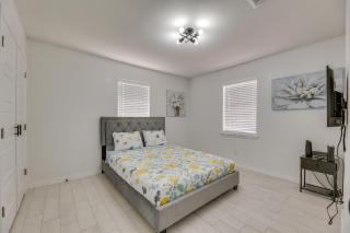 Modern Home in Edinburg Half-Mi Walk to UTRGV! - Edinburg - 2