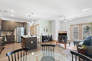 Luxe 3B/2B Getaway - Pool, Gym, Parking, Pet Wash - Leander - 4