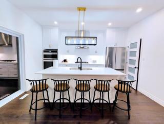 Luxurious and Spacious Home - - 0