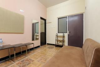 RedDoorz near The Jungle Waterpark Bogor - 3