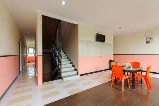 RedDoorz near The Jungle Waterpark Bogor - 9