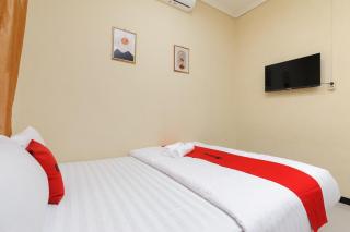 RedDoorz near The Jungle Waterpark Bogor - 1