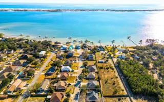 Breeze - Family Retreat with Waterfront Access & Game Room - Navarre - 9