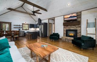 Peaceful Luxury Cabin, hot tub, games, 3 fireplaces - Blue Ridge - 2