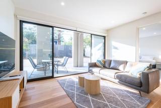 Cozy 4BR Getaway w/ Parking - 600m to Chadstone! - 8