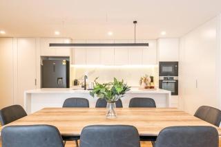 Cozy 4BR Getaway w/ Parking - 600m to Chadstone! - 3