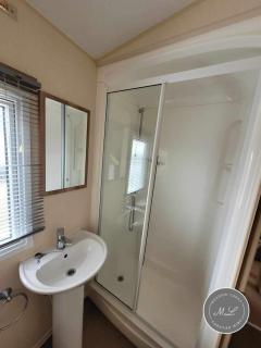 The Meadows 34 - Golden Palm Resort, pet friendly, WiFi & bed linen - Meadow Lakes Caravan & Lodge Hire - Chapel Saint Leonards - 1