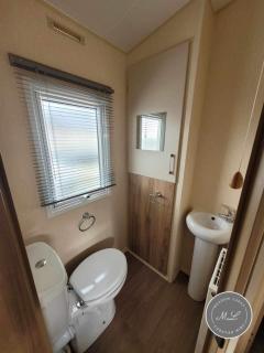 The Meadows 34 - Golden Palm Resort, pet friendly, WiFi & bed linen - Meadow Lakes Caravan & Lodge Hire - Chapel Saint Leonards - 2