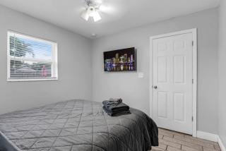 Trendy Family Home -Heated Pool - Hollywood - 3