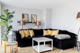 Gelbe Koffer - Design-Maisonette in Schiffweiler - 2 Etagen - Self-Check-in - 2 Parkplätze - WLAN - Balkon & Garten - ruhig - Nähe See & Wald - bis 7 Pers - 6