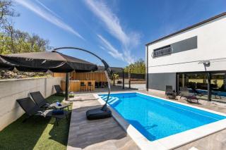 VILLA GEORGE z ogrevanim bazenom in vrtno kuhinjo - Županje - 0