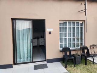 Guesthouse 71 Sunny Guest Room - Boksburg - 7