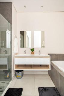 Luxurious Executive Gem in Sandton with Inverter. - 2