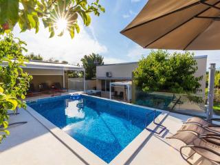 Villa Field Hill with Swimming Pool and Tennis Court - Poljica - 3
