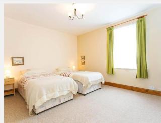 Fishermen Cottage - 5 star location- 90sq garden -2 living room- 2 bath room -pets friendly -comfortably sleep 5-6 people -50 percent off monthly -self check in - 7