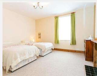 Fishermen Cottage - 5 star location- 90sq garden -2 living room- 2 bath room -pets friendly -comfortably sleep 5-6 people -50 percent off monthly -self check in - 6
