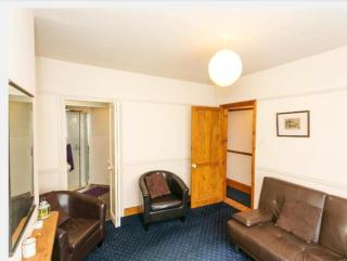 Fishermen Cottage - 5 star location- 90sq garden -2 living room- 2 bath room -pets friendly -comfortably sleep 5-6 people -50 percent off monthly -self check in - 3