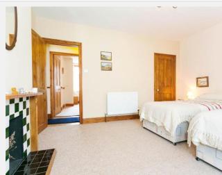Fishermen Cottage - 5 star location- 90sq garden -2 living room- 2 bath room -pets friendly -comfortably sleep 5-6 people -50 percent off monthly -self check in - 2