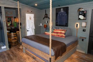 "Air Fort One" Aviation-Themed Luxury Treehouse Near Dollywood & Pigeon Forge - 9