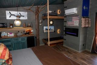 "Air Fort One" Aviation-Themed Luxury Treehouse Near Dollywood & Pigeon Forge - 8