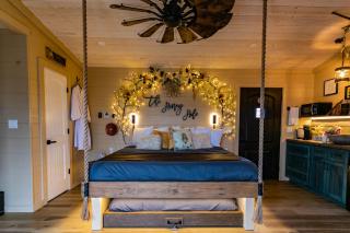 "Honey Hole" Romantic Treehouse Getaway Near Pigeon Forge - Indoor & Outdoor Soaking Tub - 9